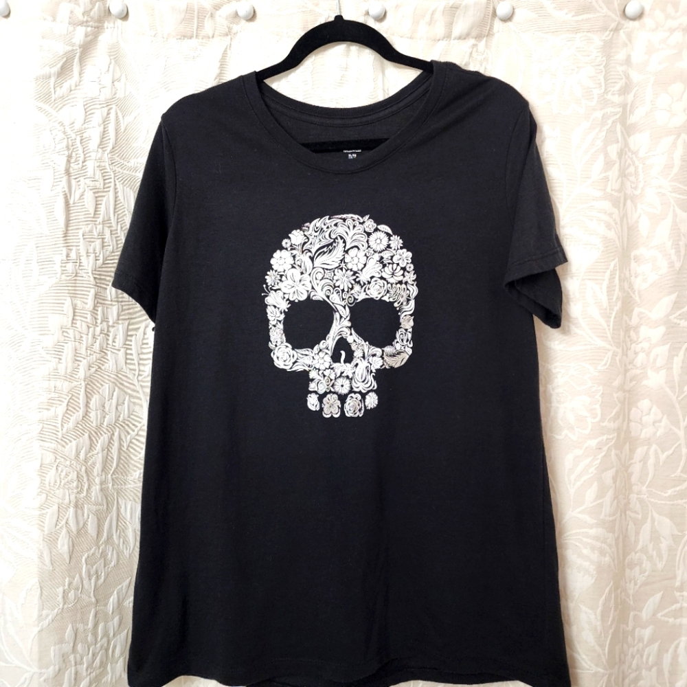 4.99 Shipping * Black Skull Graphic Tee*